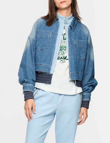 Veste courte en jean avec...